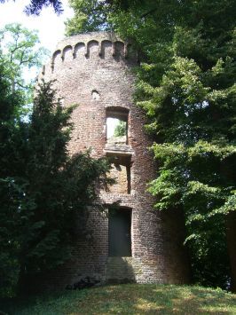 Bergen : Kasteel Well, hinter der Hauptburg befindet sich die Ruine der Turmmühle